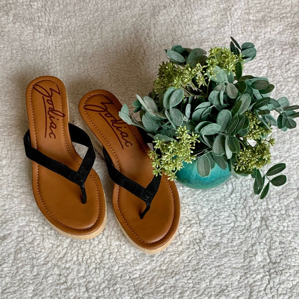 Zodiac Black Thong Platform Sandals NWOT